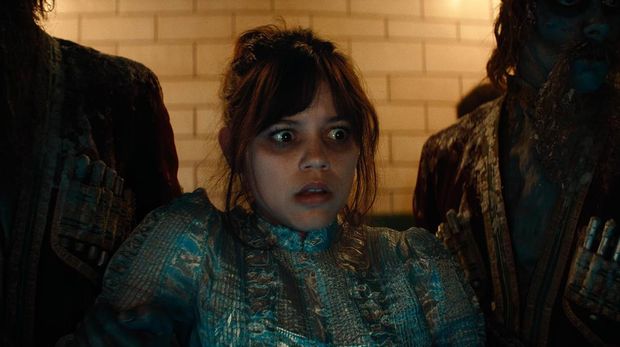 Cuplikan adegan dalam film Beetlejuice Beetlejuice (2024).
