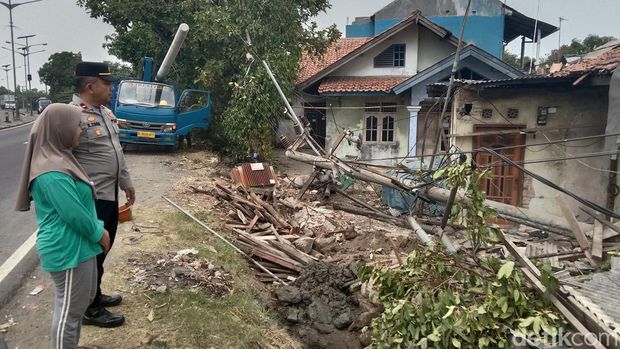Belum tersadar penuh, pupil mata Nasiwen membesar mencari cahaya saat kondisi kamarnya menjadi gelap gulita usai suara gemuruh