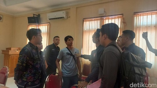 BP2MI bertemu keluarga korban dugaan TPPO di Disnaker Buleleng, Kamis (5/9/2024). (Made Wijaya Kusuma/detikBali)