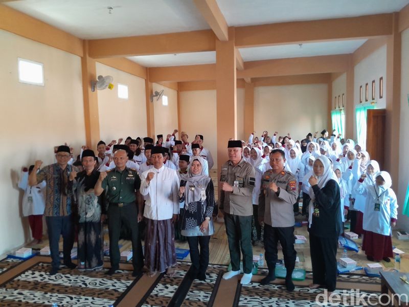 Bupati Demak, Eisti'anah mengajarkan kepada santri pentingnya mengolah sampah.