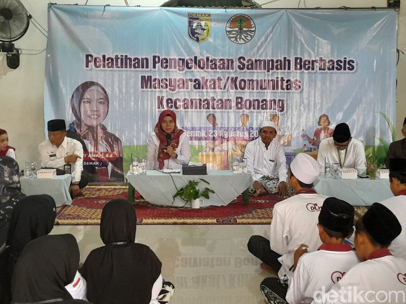 Bupati Demak, Eisti'anah mengajarkan kepada santri pentingnya mengolah sampah.
