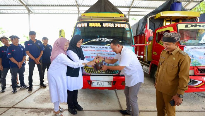 Bupati Ipuk Festiandani saat melepas produk pupuk organik Banyuwangi ke pasar Sumatera
