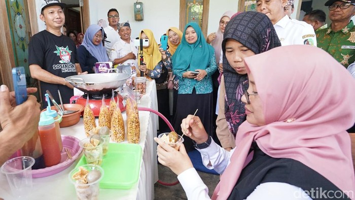 bupati ipuk kunjungi pelaku program Kanggo Riko, yang merupakan pemberian bantuan alat usaha kepada pelaku usaha mikro
