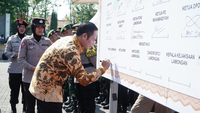 Bupati Lamongan Yuhronur Efendi tanda tangan deklarasi pilkada damai