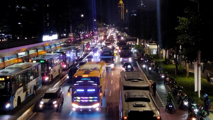 Bus mulai berdatangan jemput umat usai misa di GBK (Kurniawan/detikcom)