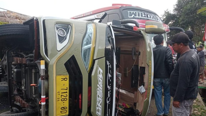 Bus terguling di Jalan Banyumas-Banjarnegara di Desa Gumiwang, Kecamatan Purwanegara, Banjarnegara, Kamis (5/9/2024) pagi.