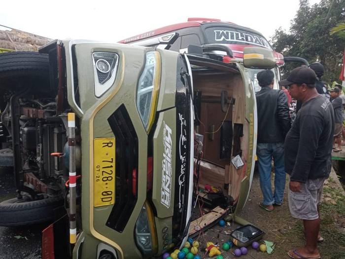 Bus terguling di Jalan Banyumas-Banjarnegara di Desa Gumiwang, Kecamatan Purwanegara, Banjarnegara, Kamis (5/9/2024) pagi.