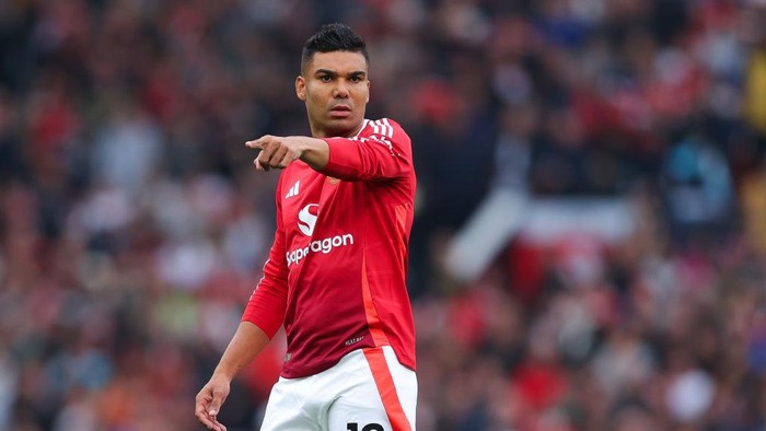 MANCHESTER, ENGLAND - SEPTEMBER 01: Casemiro of Manchester United during the Premier League match between Manchester United FC and Liverpool FC at Old Trafford on September 01, 2024 in Manchester, England. (Photo by James Gill - Danehouse/Getty Images)