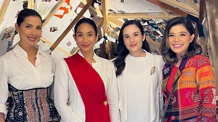 Chelsea Islan, Nadia Mulya, Happy Salma, dan Merry Riana sambut Puas Fransiskus kemarin.