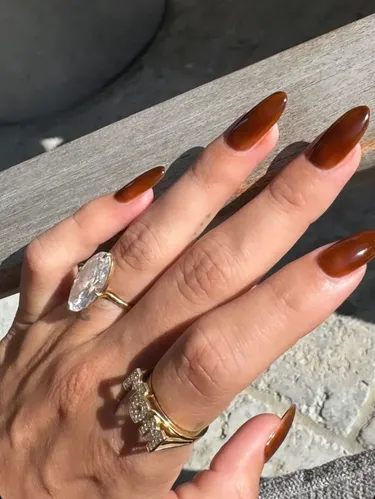 Cincin Hailey Bieber bertulisan 'MOM', dihiasi berlian.