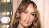 Rambut Cinta Laura diikat setegah, sedangkan bagian atasnya dicepol. Foto: Instagram/@itsfrankywu