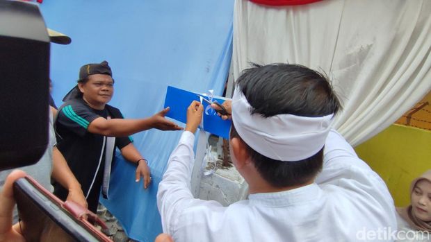 Dedi Mulyadi, bakal calon Gubernur Jabar meresmikan nama jalan gang dengan nama Gang Dedi Mulyadi atas usulan atau aspirasi masyarakat.