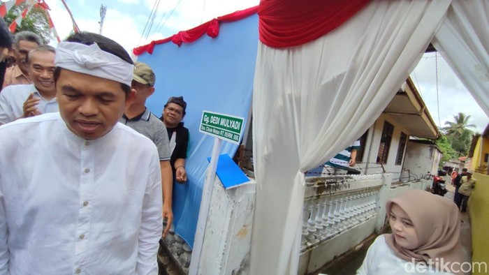 Dedi Mulyadi, bakal calon Gubernur Jabar meresmikan nama jalan gang dengan nama Gang Dedi Mulyadi atas usulan atau aspirasi masyarakat.