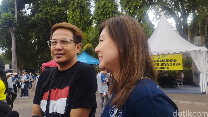 Delon Thamrin dan istri di GBK, 5 September 2024. (Brigitta Belia Permata Sari/detikcom)