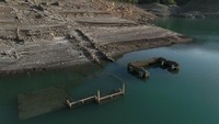Hamparan tanah retak yang panjang mengelilingi reruntuhan desa Kallio yang hilang, yang dibanjiri pada tahun 1980 untuk membuat danau guna memenuhi kebutuhan air ibu kota yang terus meningkat, sekitar 200 kilometer jauhnya. Batu bata tergeletak di antara tumpukan kerang.