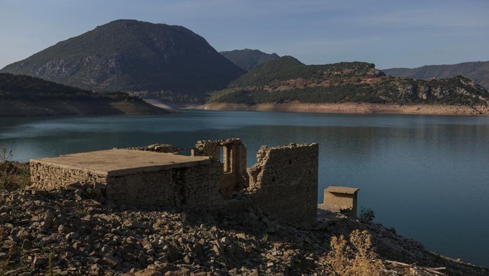 The reappearing remains of buildings of the village of Kallio, which was intentionally flooded in 1980 to create a reservoir that would help meet the water needs of Greek capital Athens, are seen following receding water levels caused by drought, in Lake Mornos, Greece, September 3, 2024. REUTERS/Stelios Misinas