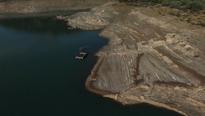 The reappearing remains of buildings of the village of Kallio, which was intentionally flooded in 1980 to create a reservoir that would help meet the water needs of Greek capital Athens, are seen following receding water levels caused by drought, in Lake Mornos, Greece, September 3, 2024. REUTERS/Stelios Misinas