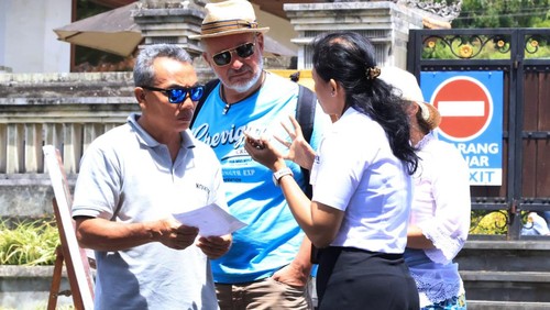 Dinas Pariwisata Provinsi Bali bersama Satpol PP Pariwisata hingga ASITA saat melakukan pengecekan pungutan wisatawan asing (PWA) di Daya Tarik Wisata (DTW) Ulun Danu Beratan, Tabanan, Bali pada Rabu (4/9/2024). (Dok Dinas Pariwisata Provinsi Bali)