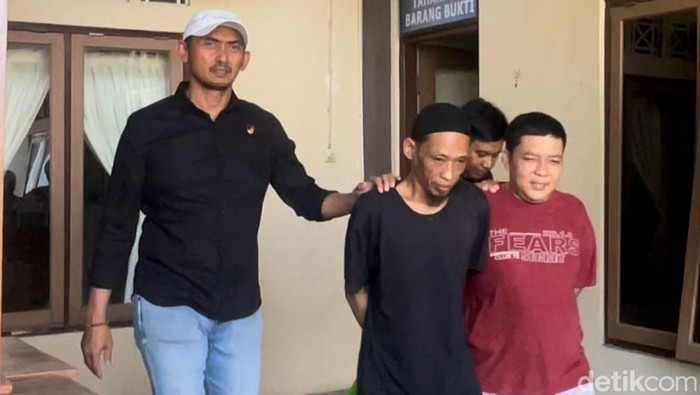 Dua tersangka (berkaos) pembunuhan dua pengamen dibawa ke Kejaksaan Klaten, Kamis (5/9/2024).