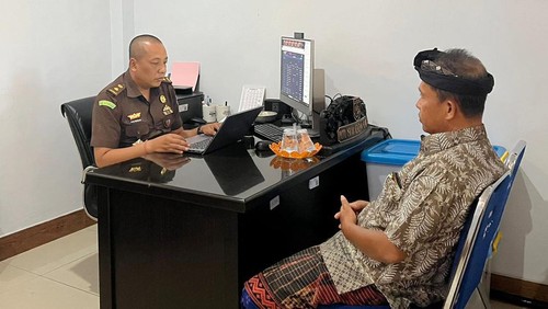 Kasi Pidsus Kejari Klungkung memeriksa salah satu saksi dugaan korupsi di SMKN 1 Klungkung, Kamis (5/9/2024). (foto : istimewa dok kejari Klungkung).