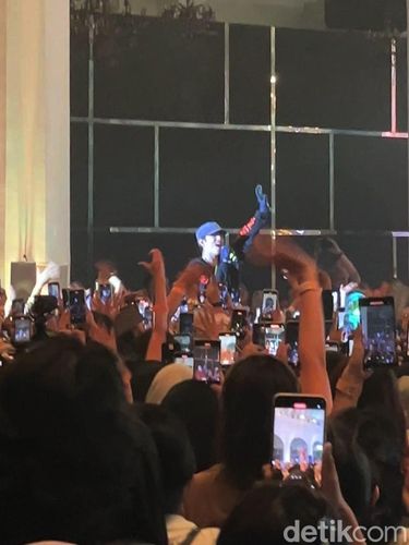 Konser Eaj, when the rain stopped following me, digelar di Bengkel Space kawasan SCBD Sudirman, Jakarta Selatan, pada Rabu (4/9/2024) malam