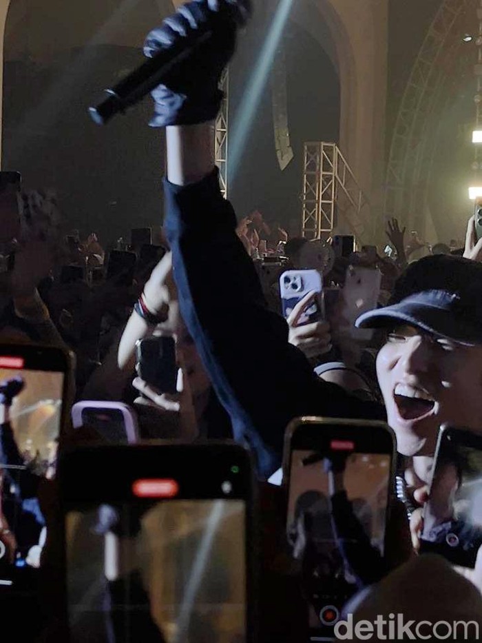 Konser Eaj, when the rain stopped following me, digelar di Bengkel Space kawasan SCBD Sudirman, Jakarta Selatan, pada Rabu (4/9/2024) malam