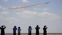 Sementara itu, angkatan udara dari China, Amerika Serikat, Prancis, Italia, Republik Ceko, Arab Saudi, Uni Emirat Arab, Turkiye, dan India turut menampilkan pertunjukan penerbangan mereka, termasuk penampilan solo Y-20, pesawat angkut berukuran besar buatan China.
