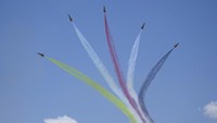 Jet tempur J-10 China tampil selama Pameran Udara Internasional Mesir edisi perdana di Bandara Al-Alamein, Rabu (4/9/2024).