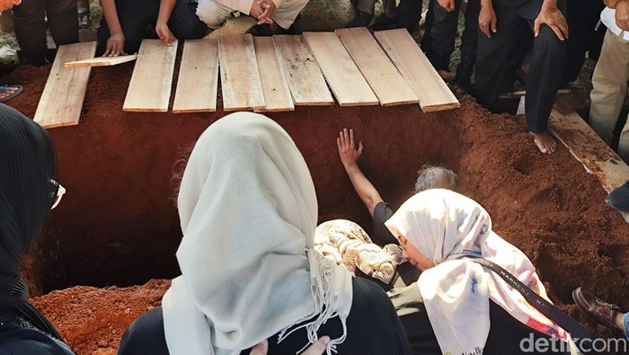 Ekonom Universitas Indonesia (UI), Faisal Basri dimakamkan di TPU Menteng Pulo, Jakarta Selatan. Isak tangis para keluarga saat prosesi pemakaman berlangsung. (Azhar/detikcom).