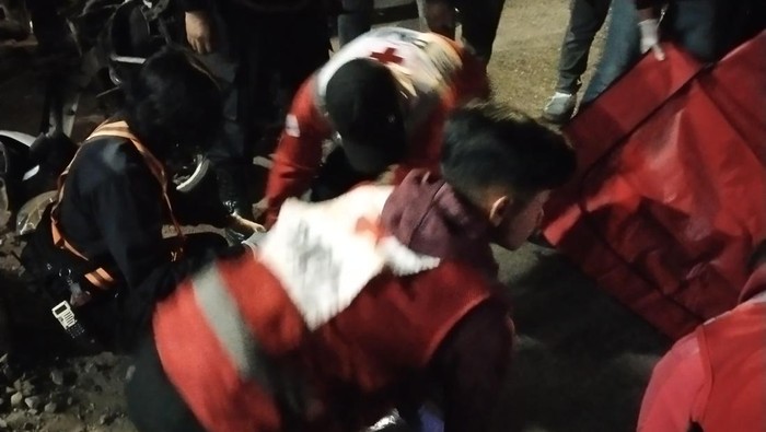 Evakuasi korban tertampak kereta di Kota Bandung