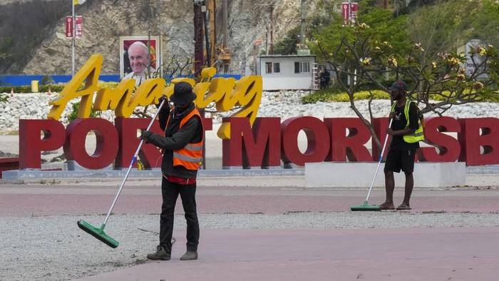Foto-foto Paus Fransiskus Terpampang di Papua Nugini Jelang Kunjungannya Locals walk past a photo of Pope Francis ahead of his visit to Port Moresby, Papua New Guinea, Thursday, Sept. 5, 2024. (AP Photo/Mark Baker)