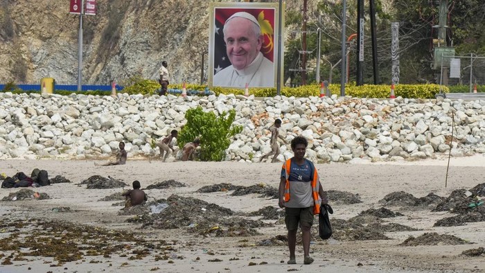 Foto-foto Paus Fransiskus Terpampang di Papua Nugini Jelang Kunjungannya Locals walk past a photo of Pope Francis ahead of his visit to Port Moresby, Papua New Guinea, Thursday, Sept. 5, 2024. (AP Photo/Mark Baker)