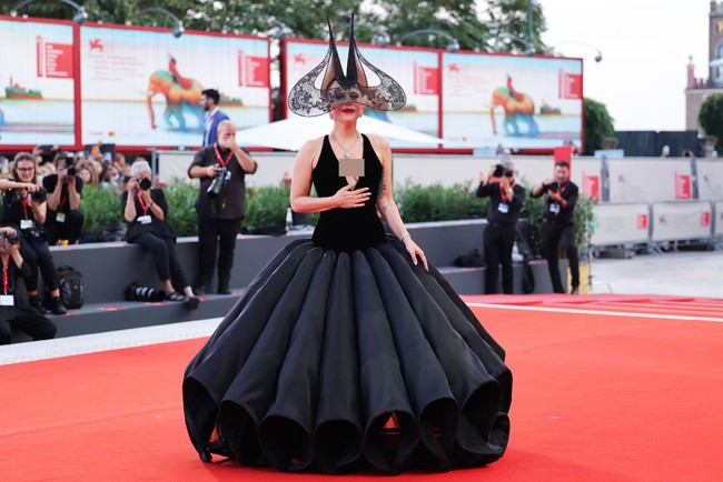 Penyanyi sekaligus aktris ini memukau dalam balutan gaun Dior Haute Couture berbahan beludru hitam. Foto: Getty Images