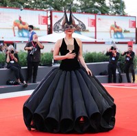 Penyanyi sekaligus aktris ini memukau dalam balutan gaun Dior Haute Couture berbahan beludru hitam. Foto: Getty Images