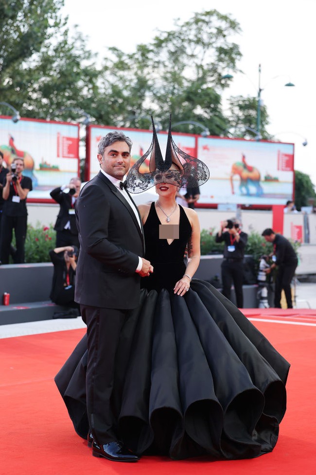 Pelantun lagu ‘Poker Face’ ini melengkapi busananya dengan  sepatu boots Giuseppe Zanotti dan headpiece bergaya gothic rancangan Philip Treacy, bernentuk seperti tanduk yang dihiasi renda di pinggirannya. Foto: Getty Images