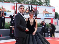 Helai Rumput Jadi Cincin Tunangan Lady Gaga