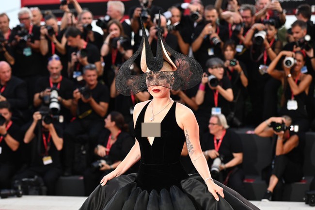 Gaun dirancang dengan garis leher rendah dan rok lipit dramatis. Foto: Getty Images