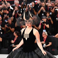 Gaun dirancang dengan garis leher rendah dan rok lipit dramatis. Foto: Getty Images