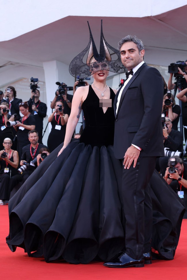 Wanita bernama asli Stefani Germanotta ini pose di red carpet dengan menggandeng tunangannya, pengusaha Michael Polansky. Foto: Getty Images