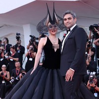 Wanita bernama asli Stefani Germanotta ini pose di red carpet dengan menggandeng tunangannya, pengusaha Michael Polansky. Foto: Getty Images