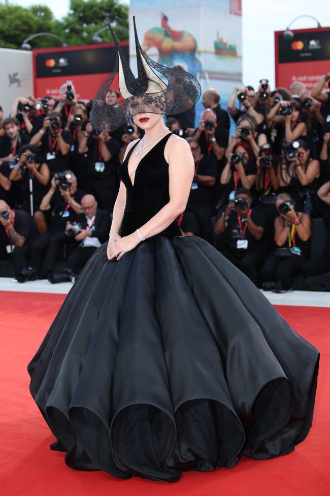 Lady Gaga hadir di pemutaran perdana film yang dibintanginya, ‘Joker: Folie à Deux’ dengan penampilan yang dramatis. Foto: Getty Images