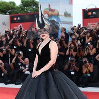 Lady Gaga hadir di pemutaran perdana film yang dibintanginya, ‘Joker: Folie à Deux’ dengan penampilan yang dramatis. Foto: Getty Images