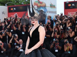 7 Gaya Dramatis Lady Gaga, Menghebohkan Red Carpet Venice Film Festival