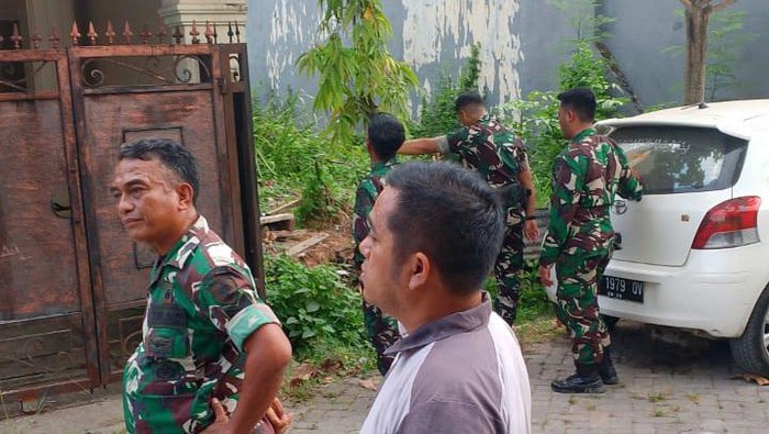 Foto oknum TNI Serma Andi Arifuddin saat mendatangi rumah Ketua Bappilu Gerindra Sulsel Harmansyah. Dokumen Istimewa