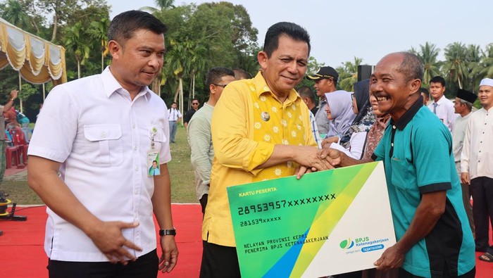 Gubernur Kepri, Ansar Ahmad menyerahkan bantuan BPJS ketenagakerjaan kepada nelayan. (Dok Diskominfo Kepri)