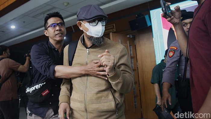 Hakim Agung nonaktif Gazalba Saleh menjalani sidang kasus gratifikasi dan tindak pidana pencucian uang (TPPU) di Pengadilan Tipikor Jakarta. Ia dituntut 15 tahun penjara.