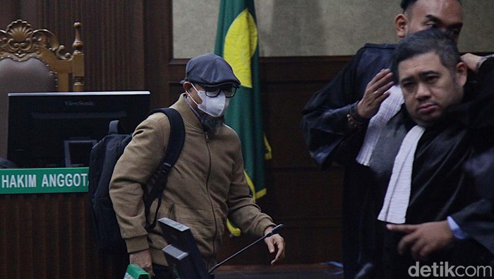 Hakim Agung nonaktif Gazalba Saleh menjalani sidang kasus gratifikasi dan tindak pidana pencucian uang (TPPU) di Pengadilan Tipikor Jakarta. Ia dituntut 15 tahun penjara.