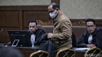 Jaksa menyakini Gazalba Saleh melanggar Pasal 12 B jo Pasal 18 UU Tipikor jo Pasal 55 ayat 1 ke-1 KUHP. Dia juga melanggar Pasal 3 UU Nomor 8 Tahun 2010 tentang Pencegahan dan Pemberantasan TPPU jo Pasal 55 ayat 1 ke 1 KUHP jo Pasal 65 ayat 1 KUHP.  