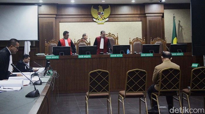 Hakim Agung Nonaktif Gazalba Saleh Dituntut 15 Tahun Penjara Hakim Agung nonaktif Gazalba Saleh menjalani sidang kasus gratifikasi dan tindak pidana pencucian uang (TPPU) di Pengadilan Tipikor Jakarta. Ia dituntut 15 tahun penjara.