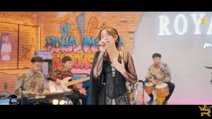 Happy Asmara menyanyikan lagu Pujaningsih.